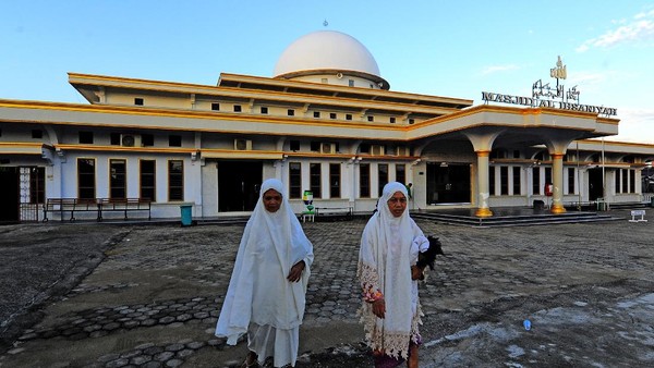 Umat Islam berjalan keluar dari Masjid Al-Ihsaniyah atau Masjid Batu di Danau Teluk, Kota Jambi, Jambi, Senin (19/4/2021). ANTARA FOTO/Wahdi Septiawan. Umat Islam berjalan keluar dari Masjid Al-Ihsaniyah atau Masjid Batu di Danau Teluk, Kota Jambi, Jambi, Senin (19/4/2021). ANTARA FOTO/Wahdi Septiawan.