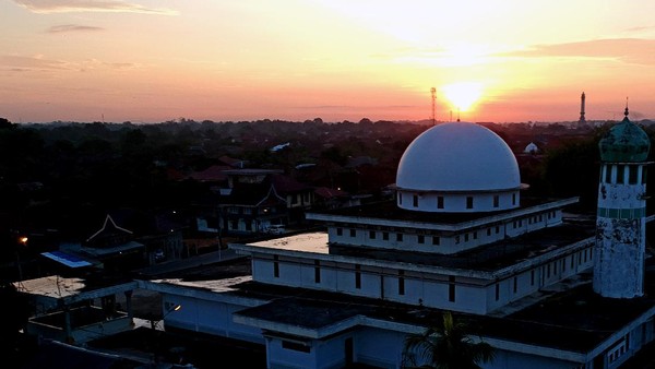Masjid Al-Ihsaniyah atau Masjid Batu, Danau Teluk, Kota Jambi, Jambi, didirikan tahun 1880 Masehi di tepi Sungai Batanghari dan merupakan masjid tertua di Kota Jambi. ANTARA FOTO/Wahdi Septiawan. Masjid Al-Ihsaniyah atau Masjid Batu, Danau Teluk, Kota Jambi, Jambi, didirikan tahun 1880 Masehi di tepi Sungai Batanghari dan merupakan masjid tertua di Kota Jambi. ANTARA FOTO/Wahdi Septiawan.