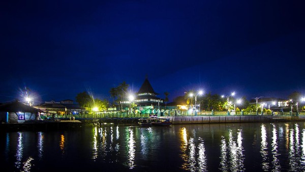 Masjid Sultan Suriansyah di Banjarmasin, Kalimantan Selatan. Masjid Sultan Suriansyah atau Masjid Kuin merupakan bangunan masjid tertua di Kalsel yang memiliki bentuk arsitektur tradisional Banjar. ANTARA FOTO/Bayu Pratama S. Masjid Sultan Suriansyah di Banjarmasin, Kalimantan Selatan. Masjid Sultan Suriansyah atau Masjid Kuin merupakan bangunan masjid tertua di Kalsel yang memiliki bentuk arsitektur tradisional Banjar. ANTARA FOTO/Bayu Pratama S.