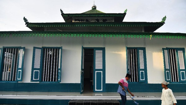 Seorang anak membersihkan lantai Situs Cagar Budaya Masjid Al Amin atau Masjid Tua Wani di Desa Wani II, Kabupaten Donggala, Sulawesi Tengah, Minggu (18/4/2021). ANTARA FOTO/Mohamad Hamzah. Seorang anak membersihkan lantai Situs Cagar Budaya Masjid Al Amin atau Masjid Tua Wani di Desa Wani II, Kabupaten Donggala, Sulawesi Tengah, Minggu (18/4/2021). ANTARA FOTO/Mohamad Hamzah.