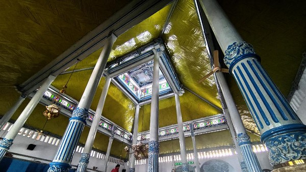 Warga menunaikan ibadah shalat wajib di Masjid Al-Muhajirin,Tulungagung, Jawa Timur, Sabtu (17/4/2021). Interior, ornamen dan atap bagunan utama Masjid Al Muhajirin tersebut merupakan bagian dari Masjid Al Munawar, bangunan tua berusia 1,5 abad yang dibangun pada 11 Syawal 1262 H atau 1847 Masehi yang dipindahkan ke Masjid Al Muhajirin karena adanya renovasi total di Masjid Al Munawar. ANTARAFOTO/Destyan Sujarwoko. Warga menunaikan ibadah shalat wajib di Masjid Al-Muhajirin,Tulungagung, Jawa Timur, Sabtu (17/4/2021). Interior, ornamen dan atap bagunan utama Masjid Al Muhajirin tersebut merupakan bagian dari Masjid Al Munawar, bangunan tua berusia 1,5 abad yang dibangun pada 11 Syawal 1262 H atau 1847 Masehi yang dipindahkan ke Masjid Al Muhajirin karena adanya renovasi total di Masjid Al Munawar. ANTARAFOTO/Destyan Sujarwoko.
