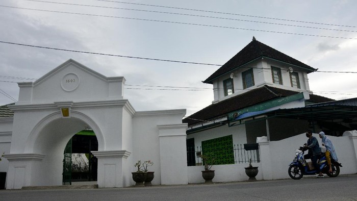 Di Indonesia ada banyak masjid dengan bentuk dan sejarah yang menarik. Berikut masjid-masjid tertua di berbagai daerah.