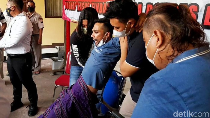 Penguntit putri Bupati Brebes dan penerobos gerbang Mapolres Brebes dibekuk polisi. Pelaku yang merupakan pecatan polisi itu diketahui positif mengonsumsi sabu.