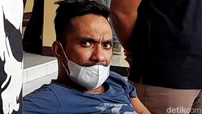 Ini Tampang Penguntit Putri Bupati-Penerobos Gerbang Mapolres Brebes Penguntit putri Bupati Brebes dan penerobos gerbang Mapolres Brebes dibekuk polisi. Pelaku yang merupakan pecatan polisi itu diketahui positif mengonsumsi sabu.