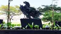 Karya seni bernilai tinggi itu semakin menambah keistimewaan apartemen tersebut.  