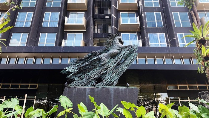 Instalasi Seni Karya I Nyoman Nuarta Mejeng di Apartemen Mewah Patung Kuda setinggi 3 meter karya seniman I Nyoman Nuarta berdiri tegap dan elegan di pintu masuk utama Saumata Suites sebagai simbol kegagahan dan kesuksesan.
