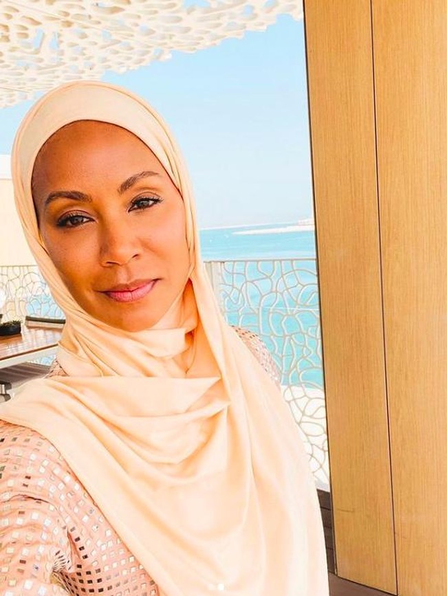 Sebelum insiden Will Smith memukul Chris Rock karena bercanda soal rambutnya, Jada Pinkett Smith pernah bikin heboh karena pakai hijab. Saat mengunjungi Timur Tengah, Jada mengunggah beberapa gaya tertutupnya.Foto: Instagram