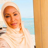 Sebelum insiden Will Smith memukul Chris Rock karena bercanda soal rambutnya, Jada Pinkett Smith pernah bikin heboh karena pakai hijab. Saat mengunjungi Timur Tengah, Jada mengunggah beberapa gaya tertutupnya.Foto: Instagram