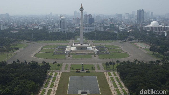 Polusi udara masih jadi salah satu persoalan yang terus diupayakan solusinya di Jakarta. Berikut penampakan Kota Jakarta yang tampak dikepung kabut polusi.