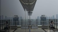 Indonesia memiliki skor AQI US sebesar 127 dengan tingkat polusi udara disebut tidak sehat bagi kelompok sensitif.