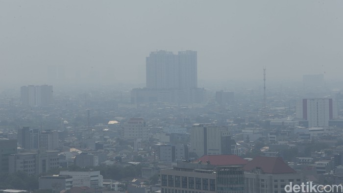 Polusi udara masih jadi salah satu persoalan yang terus diupayakan solusinya di Jakarta. Berikut penampakan Kota Jakarta yang tampak dikepung kabut polusi.