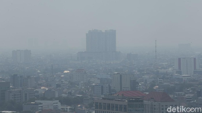 Polusi udara masih jadi salah satu persoalan yang terus diupayakan solusinya di Jakarta. Berikut penampakan Kota Jakarta yang tampak dikepung kabut polusi.
