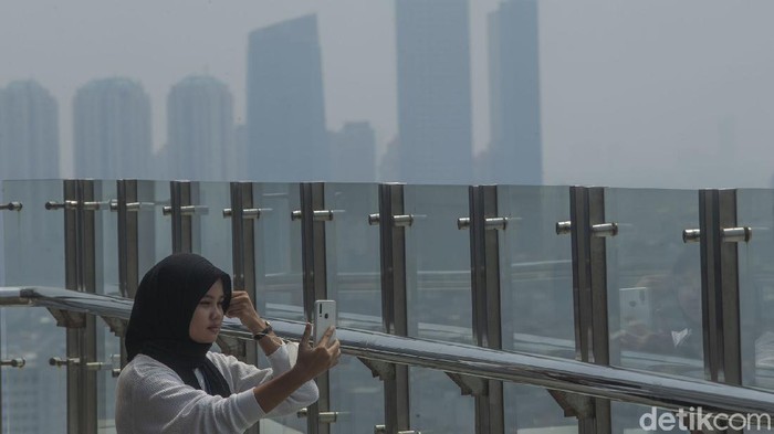 Polusi udara masih jadi salah satu persoalan yang terus diupayakan solusinya di Jakarta. Berikut penampakan Kota Jakarta yang tampak dikepung kabut polusi.