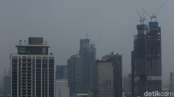 Jakarta Masih Dikepung Polusi Udara Polusi udara masih jadi salah satu persoalan yang terus diupayakan solusinya di Jakarta. Berikut penampakan Kota Jakarta yang tampak dikepung kabut polusi.