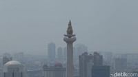 Penampakan Tugu Monumen Nasional (Monas) yang dipotret dari Perpustakaan Nasional (Perpusnas), Jakarta, Senin (19/4/2021).