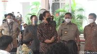 Jokowi Cek Vaksinasi COVID Seniman-Budayawan Bareng Sandi hingga Anies