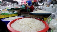 Kolang-kaling jadi salah satu panganan yang diburu di bulan Ramadhan. Rasanya yang manis membuat makanan ini populer disantap sebagai takjil untuk berbuka puasa.