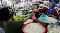 Kolang Kaling tersebut didatangkan dari Medan, Padang, dan Ambara. Kebanyakan pembeli adalah pedagang yang mengolah kolang kaling untuk dijadikan es campur dan sate Kolang Kaling  dan dijual kembali.