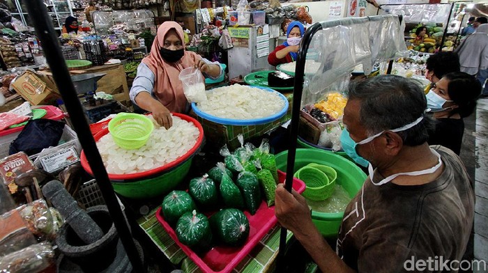 Penjualan kolang-kaling meningkat di bulan Ramadhan. Meningkatnya penjualan kolang-kaling turut dirasakan para pedagang kolang-kaling di Pasar Gede Solo.