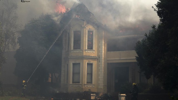Kebakaran Hutan Hanguskan Bangunan Bersejarah di Afsel Firefighters douse the destroyed Jagger Library at the University of Cape Town, South Africa, Sunday, April 18, 2021. A wildfire raging on the slopes of Cape Town's Table Mountain spread to the University forcing the evacuation of students.. (AP Photo/Nardus Engelbrecht)