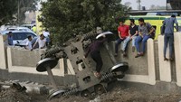 Sumber keamanan mengatakan kepada AFP bahwa pengemudi dan petugas kereta api lainnya telah ditahan untuk diinterogasi. AP Photo/Fadel Dawood  