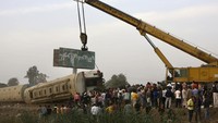 Sebelumnya, kecelakaan kereta api juga terjadi sekitar bulan lalu. Sedikitnya 20 orang tewas dan 199 lainnya luka-luka bulan lalu dalam kecelakaan kereta api di selatan negara itu, menurut jumlah korban resmi terbaru, yang telah direvisi pihak berwenang beberapa kali. AP Photo/Fadel Dawood  