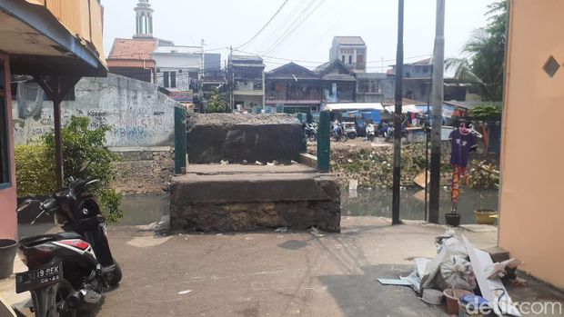 Ketua RW 06 Kampung Rawa, Husnan Hendriyadi bicara soal Jembatan Kota Paris di Johar Baru yang sering jadi akses tawuran. (Afzal Nur Iman/detikcom)