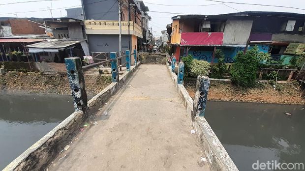 Ketua RW 06 Kampung Rawa, Husnan Hendriyadi bicara soal Jembatan Kota Paris di Johar Baru yang sering jadi akses tawuran. (Afzal Nur Iman/detikcom)