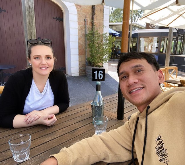 Waktu itu kita ada acara ulang tahun teman. Dan Christine datang bersama teman-temannya, dia mengajak saya keluar dan saya nggak mau. Biasa jual mahal, setelah itu kita ke rumah teman satu lagi namanya Tedy, setelah itu kita sering nongkrong bareng, jalan-jalan ke pantai dan nontonin aku main bola, kata Santos seraya tertawa mengenang pertemuan pertamanya dengan Christine. Foto: Dok. Instagram @wong_jowo_neng_australia.