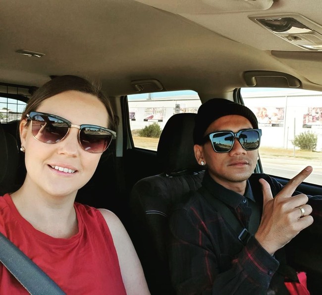 Ialah Santos Mujisantoso yang berasal dari Tanggul, Jember, Jawa Timur. Dia menikah dengan bule asal Australia bernama Christine Blencowe. Saat ini keduanya tinggal di Adelaide, Australia Selatan. Foto: Dok. Instagram @wong_jowo_neng_australia.