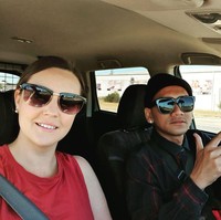 Ialah Santos Mujisantoso yang berasal dari Tanggul, Jember, Jawa Timur. Dia menikah dengan bule asal Australia bernama Christine Blencowe. Saat ini keduanya tinggal di Adelaide, Australia Selatan. Foto: Dok. Instagram @wong_jowo_neng_australia.