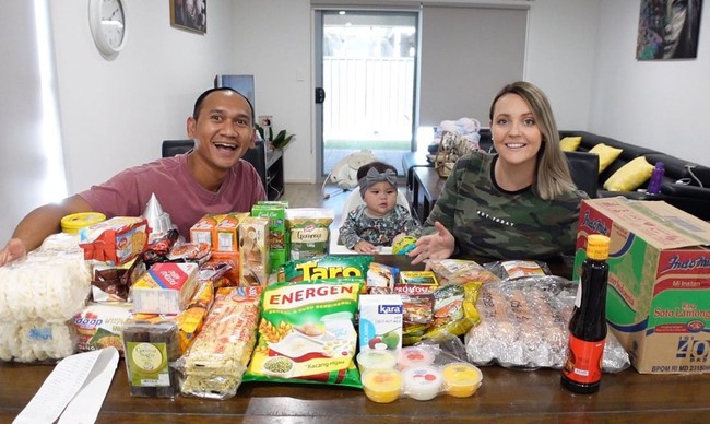 Wolipop sudah Santos Mujisantoso yang mengunggah konten kisah cintanya bersama istrinya, bule Australia. Ia merasa senang ketika kisah cintanya viral di media sosial. Ketika viral di media sosial sangat senang sekali, kalau istri lebih ke tidak menyangka aja bisa viral, kata Santos, Selasa (20/4/2021). Foto: Dok. Instagram @wong_jowo_neng_australia.