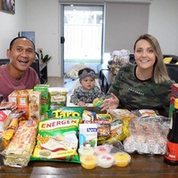 Wolipop sudah Santos Mujisantoso yang mengunggah konten kisah cintanya bersama istrinya, bule Australia. Ia merasa senang ketika kisah cintanya viral di media sosial. Ketika viral di media sosial sangat senang sekali, kalau istri lebih ke tidak menyangka aja bisa viral, kata Santos, Selasa (20/4/2021). Foto: Dok. Instagram @wong_jowo_neng_australia.