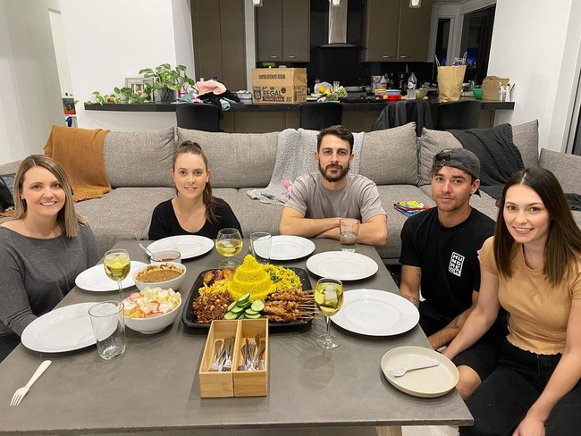 Baginya tak mudah untuk menjalin hubungan dengan wanita bule, karena banyak perbedaan. Beda bahasa, budaya dan prinsip hidup. Semuanya itu tantangan cukup berat untuk hidup bersama, tapi kalau kita sudah saling mengerti satu sama lain, semuanya akan baik-baik saja, tambah Santos dalam video YouTube di chanel miliknya dan sang istri. Pasangan suami-istri beda negara ini membuat chanel YouTube khusus membahas kehidupan mereka sehari-hari dan keunikan lainnya. Foto: Dok. Instagram @wong_jowo_neng_australia.