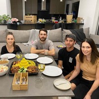 Baginya tak mudah untuk menjalin hubungan dengan wanita bule, karena banyak perbedaan. Beda bahasa, budaya dan prinsip hidup. Semuanya itu tantangan cukup berat untuk hidup bersama, tapi kalau kita sudah saling mengerti satu sama lain, semuanya akan baik-baik saja, tambah Santos dalam video YouTube di chanel miliknya dan sang istri. Pasangan suami-istri beda negara ini membuat chanel YouTube khusus membahas kehidupan mereka sehari-hari dan keunikan lainnya. Foto: Dok. Instagram @wong_jowo_neng_australia.