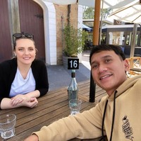 Waktu itu kita ada acara ulang tahun teman. Dan Christine datang bersama teman-temannya, dia mengajak saya keluar dan saya nggak mau. Biasa jual mahal, setelah itu kita ke rumah teman satu lagi namanya Tedy, setelah itu kita sering nongkrong bareng, jalan-jalan ke pantai dan nontonin aku main bola, kata Santos seraya tertawa mengenang pertemuan pertamanya dengan Christine. Foto: Dok. Instagram @wong_jowo_neng_australia.