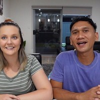 Kamu orangnya sangat jujur dan baik hati. Kamu membuat saya tertawa. Tapi dia sekarang sudah tidak lucu, ucap Christine dalam bahasa Inggris seraya tertawa. Setelah enam bulan pacaran, Santos berniat untuk meminang Christine. Waktu itu saya mau melamar, saya gugup banget saya hampir kecelakaan di jalan, kenangnya. Foto: Dok. Instagram @wong_jowo_neng_australia.