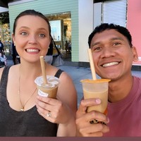 Melalui akun Youtube Wong Jowo Neng Australia, Santos dan Christine berbagi kisah awal mula mereka berkenalan. Santos dan Christine mengatakan mereka pertamakali bertemu di rumah seorang teman pada sebuah acara pesta ulang tahun di Australia. Foto: Dok. Instagram @wong_jowo_neng_australia.