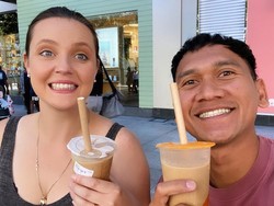 10 Momen Manis Pria Asal Jember yang Viral Menikahi Bule Australia