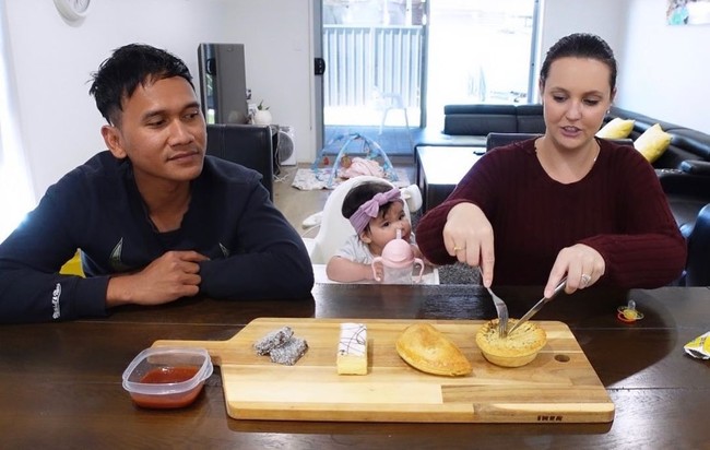 Santos dan Christine mengadakan acara pernikahan di Australia. Santos membawa kedua orangtuanya dari Jember untuk menyaksikan acara pernikahannya itu. Selain itu ada juga kerabat dekat Santos dari Bali dan Belanda datang ke Australia. Foto: Dok. Instagram @wong_jowo_neng_australia.