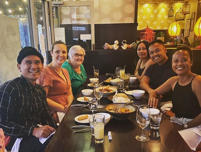 Dengan ramah, Santos mengungkapkan awal pertama kali bertemu Christine pada 2015 di sebuah pesta teman. Hingga akhirnya mereka menikah pada 2017. Kebetulan kita mempunyai teman yang sama. Dari situ lah kita mulai ngobrol dan nongkrong bareng. Kita menikah tahun 2017 di Adelaide Australia selatan secara hukum saja tidak secara adat atau agama, jelasnya. Foto: Dok. Instagram @wong_jowo_neng_australia.