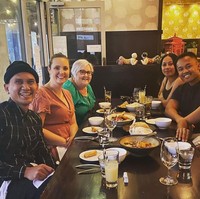 Dengan ramah, Santos mengungkapkan awal pertama kali bertemu Christine pada 2015 di sebuah pesta teman. Hingga akhirnya mereka menikah pada 2017. Kebetulan kita mempunyai teman yang sama. Dari situ lah kita mulai ngobrol dan nongkrong bareng. Kita menikah tahun 2017 di Adelaide Australia selatan secara hukum saja tidak secara adat atau agama, jelasnya. Foto: Dok. Instagram @wong_jowo_neng_australia.