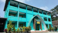 Selain sekolah dan mengaji, santri di Ponpes Al-Ghifari diajarkan ilmu berwirausaha. Mereka diajak untuk mengolah tanaman dan berternak. Namun Sadiman menekankan yang jadi fokus tetap pendidikan formal santri demi masa depan mereka.