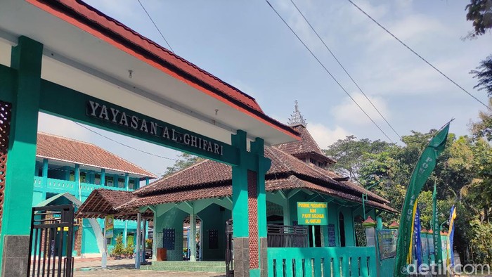 Kisah Hijrah Mantan Perampok yang Dirikan Pesanten Sandiman Nur Hadi Widodo pernah dijuluki perampok spesialis emas. Kini setelah sempat mendekam di Lapas Wirogunan, Yogyakarta, ia bertaubat dan mendirikan pesantren.