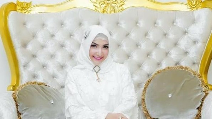 Kisah Roro Fitria yang hijrah dan mantap memakai hijab.
