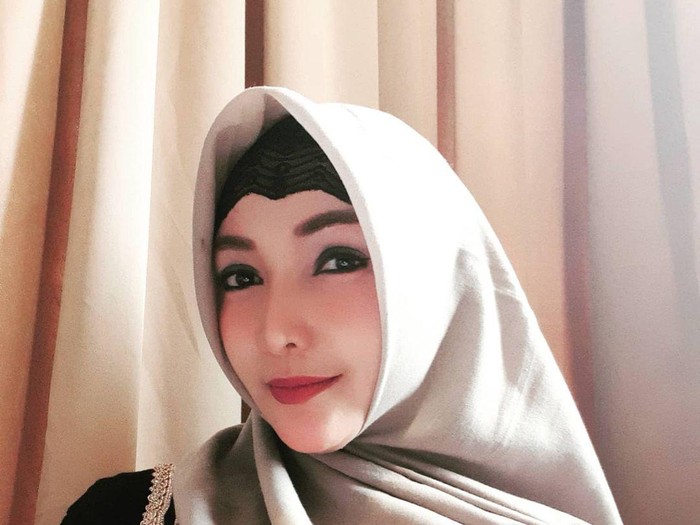 Kisah Roro Fitria yang hijrah dan mantap memakai hijab. Kisah Roro Fitria yang hijrah dan mantap memakai hijab.