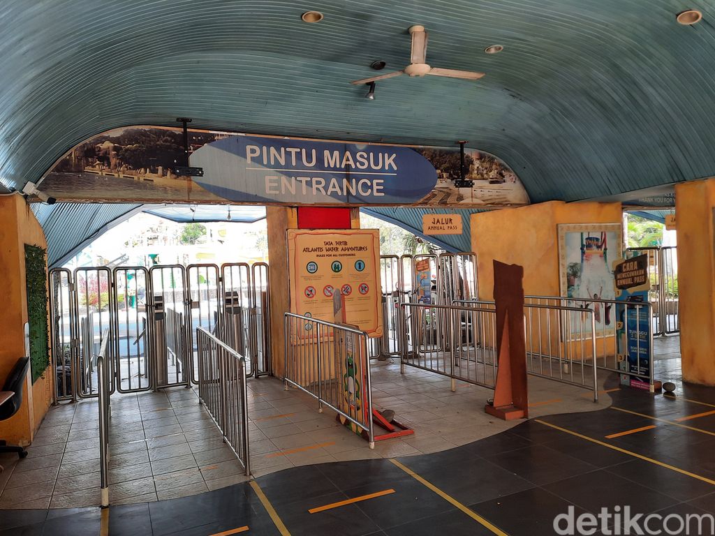 Kolam renang Atlantis