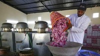 Nantinya setelah mawar dipetik, bunga akan diletakkan di keranjang. Bunga akan ditimbang dengan ketentuan. (AFP)