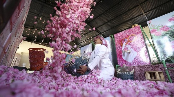 Air dan minyak mawar menjadi komponen penting dalam industri kosmetik dan kuliner di Arab Saudi. (AFP) Air dan minyak mawar menjadi komponen penting dalam industri kosmetik dan kuliner di Arab Saudi. (AFP)