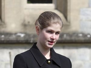 Potret Cantiknya Lady Louise, Cucu Ratu Elizabeth II yang Berusia 18 Tahun
